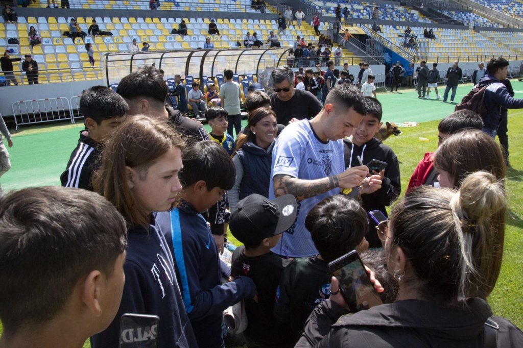 Imagen principal: Alumnos de escuelas de fútbol municipales de Viña del Mar participaron en entrenamiento de plantel de Independiente del Valle