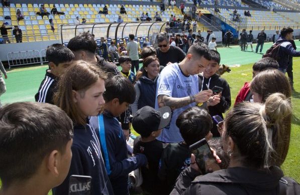 Alumnos de escuelas de fútbol municipales de Viña del Mar participaron en entrenamiento de plantel de Independiente del Valle
