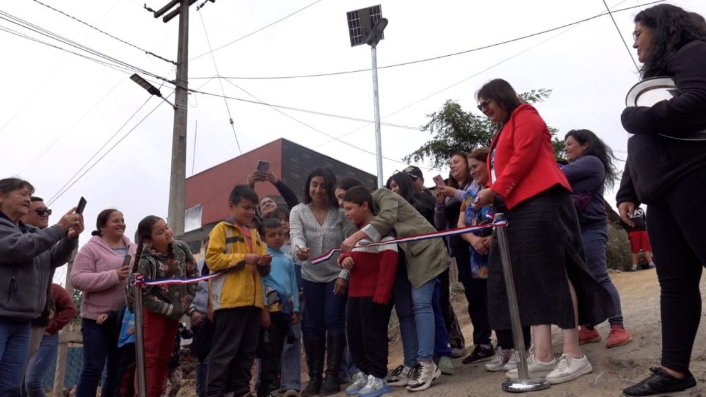 Imagen principal: Tres campamentos de Viña del Mar mejoran su seguridad con la instalación de luminarias solares