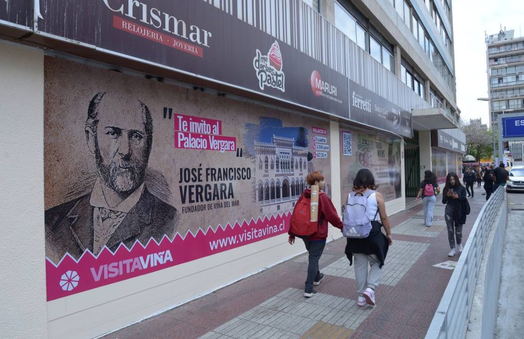 Imagen principal: Municipio de Viña del Mar renueva  paneles de emblemática galería del centro destacando a personajes y lugares históricos de la ciudad