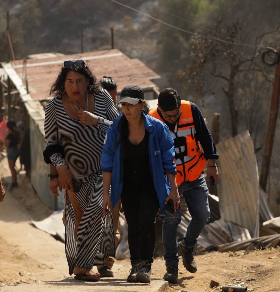 Imagen principal: Municipio de Viña del Mar distribuye ayuda social para enfrentar emergencia en los barrios siniestrados de la ciudad