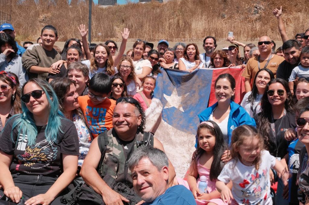 Imagen principal: Vecinos de Canal Beagle recibieron confirmación de próximo inicio de construcción de las primeras 82 viviendas definitivas tras megaincendio