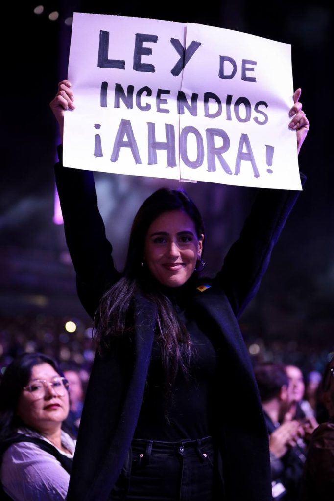 Imagen principal: Acompañada por la comunidad afectada por los incendios, alcaldesa Macarena Ripamonti asiste a primera noche de festival de Viña