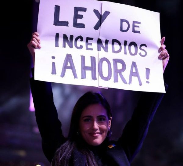 Acompañada por la comunidad afectada por los incendios, alcaldesa Macarena Ripamonti asiste a primera noche de festival de Viña