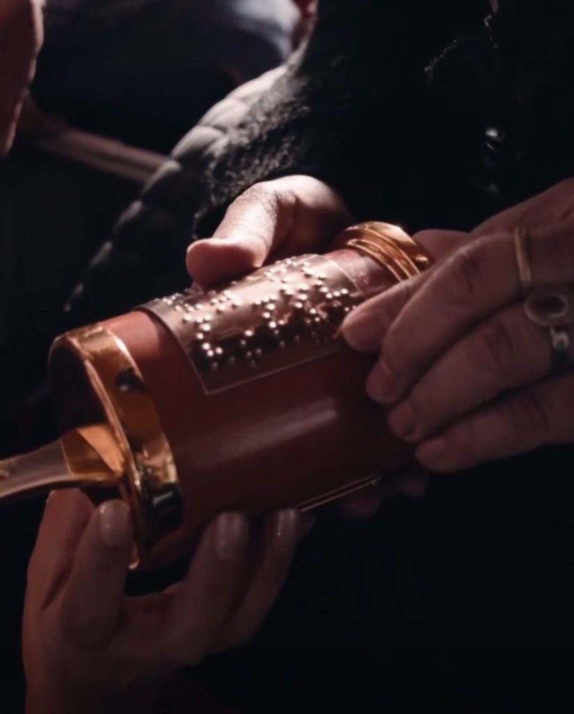 Imagen principal: Comunidad no vidente de Viña del Mar conoció gaviotas con placas grabadas en braille que recibió tenor Andrea Bocelli
