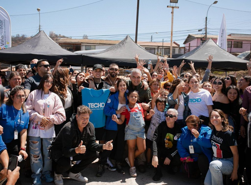 Imagen principal: Jurados del Festival de la canción llaman a colaborar con campaña “Arriba Viña“ en recorrido a sector afectado por incendio