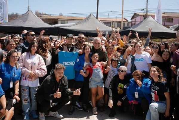 Jurados del Festival de la canción llaman a colaborar con campaña “Arriba Viña“ en recorrido a sector afectado por incendio