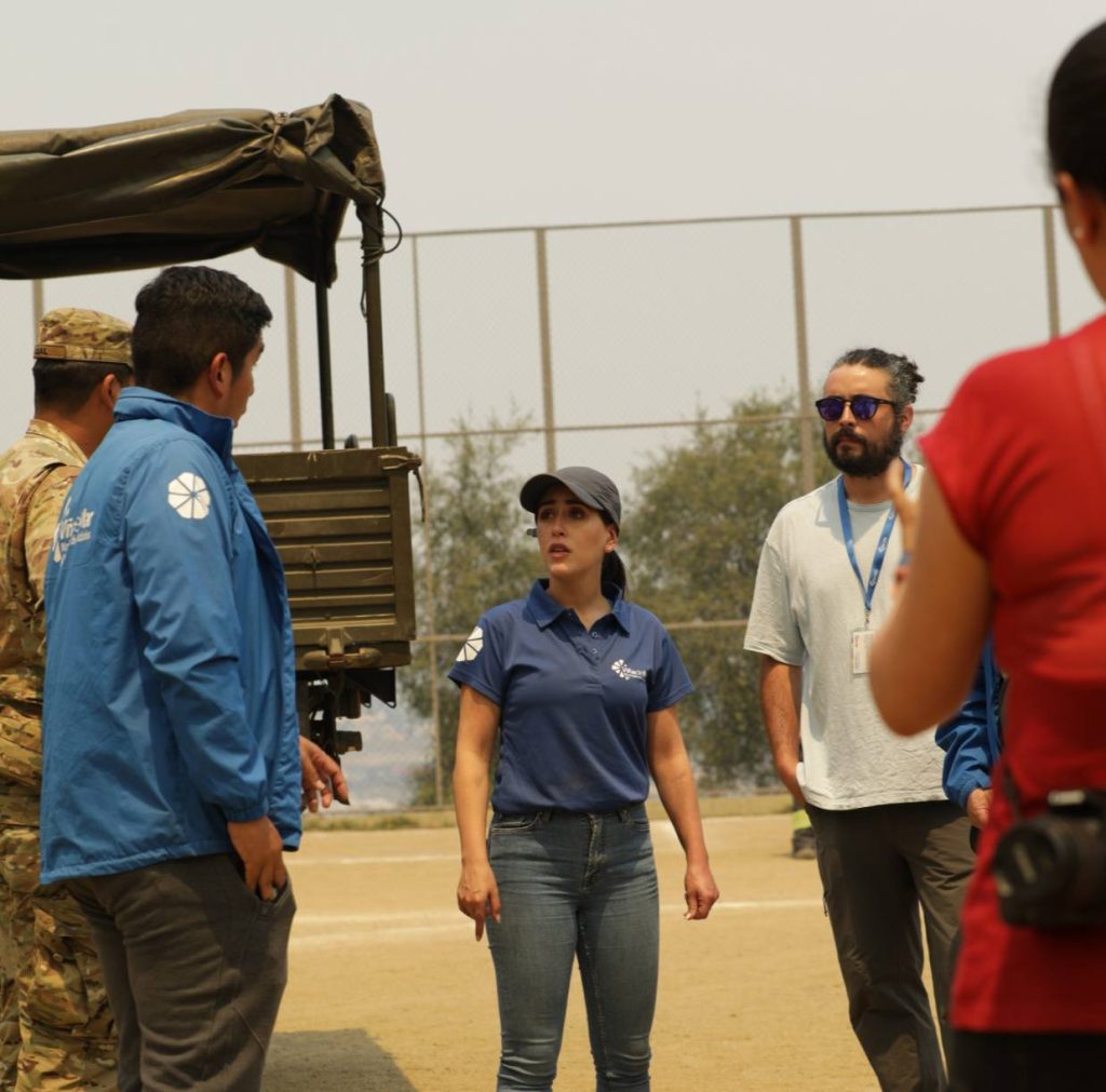 Imagen principal: Con maquinaria pesada y camiones se iniciaron trabajos de limpieza y despeje de escombros en zonas afectadas por incendio en Viña del Mar