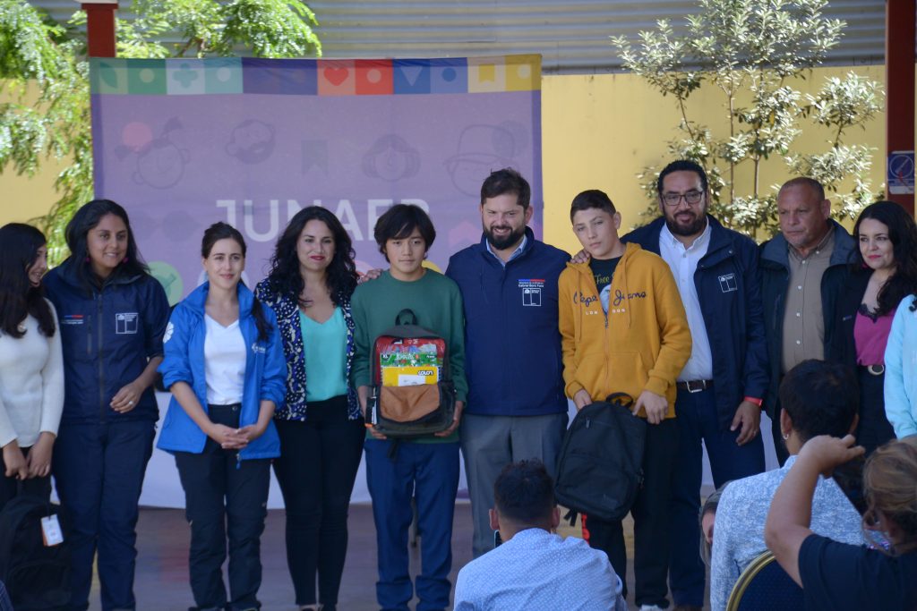 Imagen de la noticia: Entrega set útiles escolares a damnificados incendio