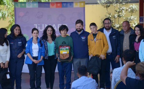 Alcaldesa Ripamonti pidió celeridad en la reconstrucción durante entrega de útiles escolares a estudiantes afectados por incendios en Viña del Mar