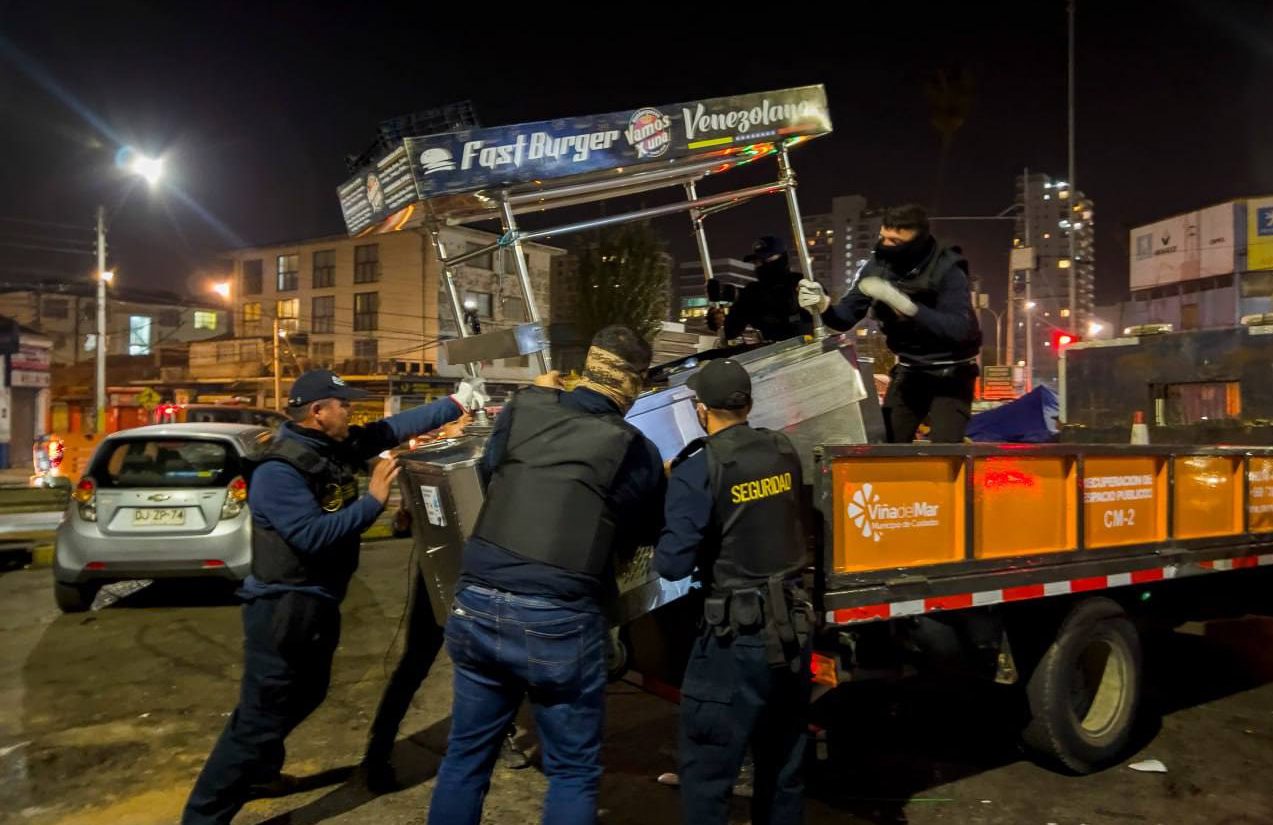 Intenso operativo nocturno del municipio de Viña del Mar contra el comercio ilegal permite decomiso de más de 135 kg de alimentos en mal estado