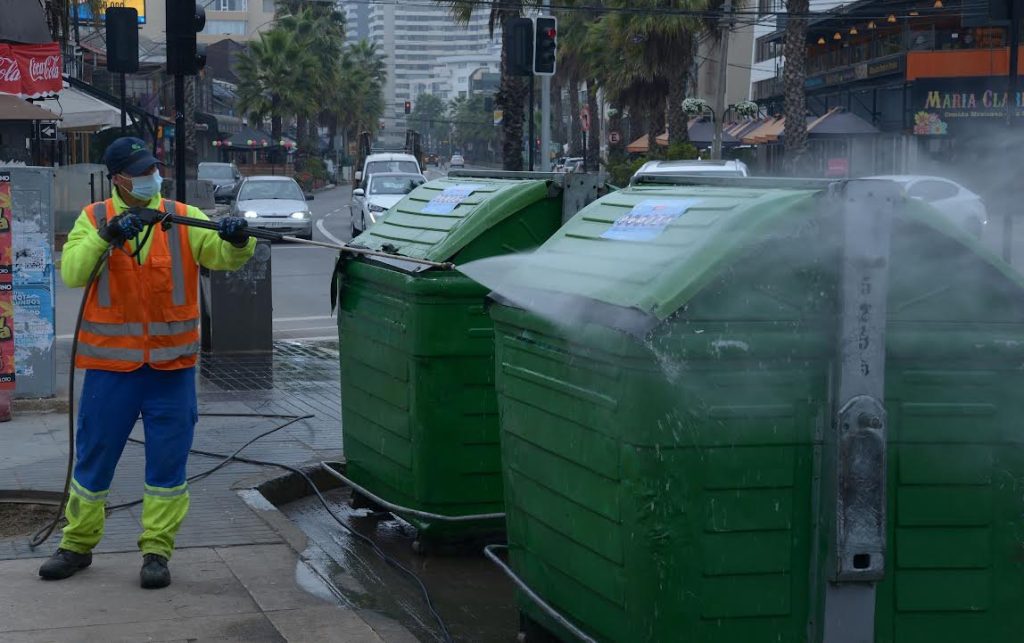 Imagen principal: Intensa fiscalización del municipio tras denuncias de vecinos por mal uso de contenedores de aseo en Viña del Mar   