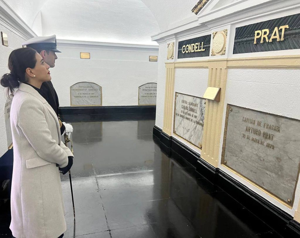 Imagen principal: Alcaldesa Macarena Ripamonti destacó la estrecha relación que se ha construido con la Armada tras desfile Naval en Viña del Mar