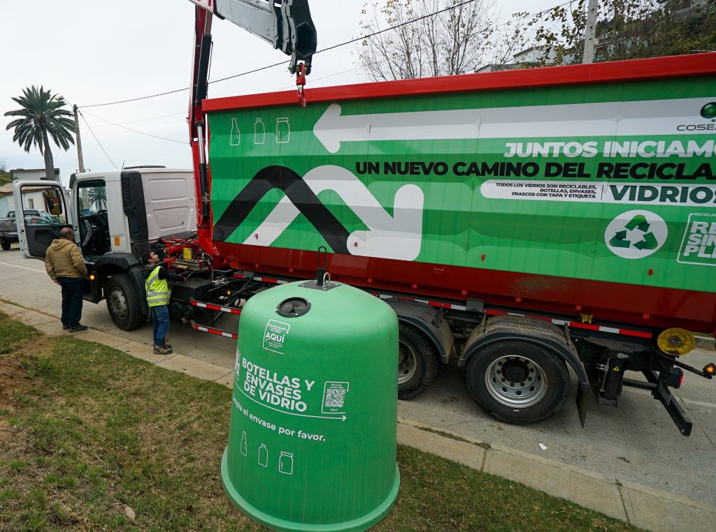 Imagen principal: Municipio de Viña del Mar inicia implementación de Ley de Reciclaje intalando nuevas campanas para el depósito de botellas y envases de vidrio