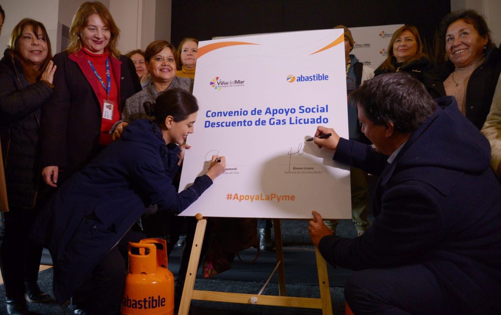 Imagen principal: Tras convenio logrado por el municipio vecinos de Viña del Mar podrán acceder a descuento en la compra de gas