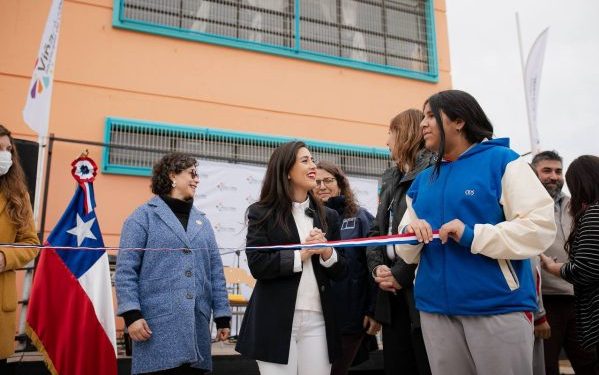 Municipio de  Viña inaugura obras de reconstrucción de escuela John Kennedy tras ser afectada por megaincendio