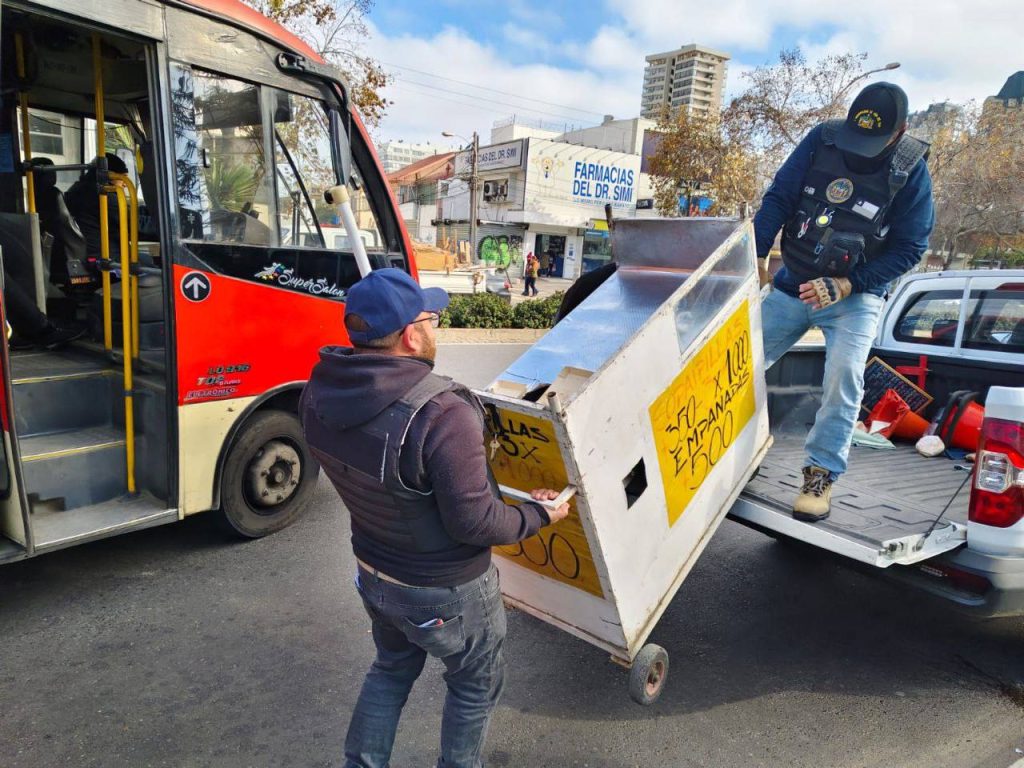 Imagen principal: Activa fiscalización del municipio de Viña del Mar y carabineros incrementa incautación de artículos del comercio ilegal: más de 20 mil productos se han confiscado