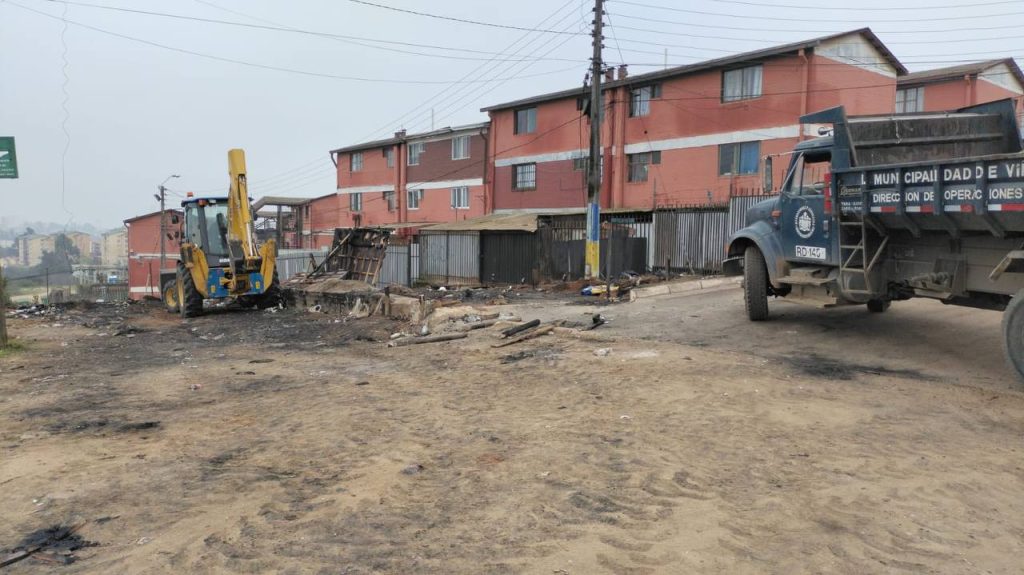 Imagen principal: Municipio de Viña del Mar despeja área de toma junto a galpón construido de manera irregular en Reñaca Alto