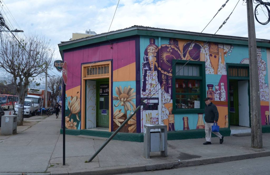 Imagen principal: Municipio de Viña del Mar avanza en el pintado de fachadas de locales comerciales del barrio oriente en trabajo conjunto con locatarios del sector