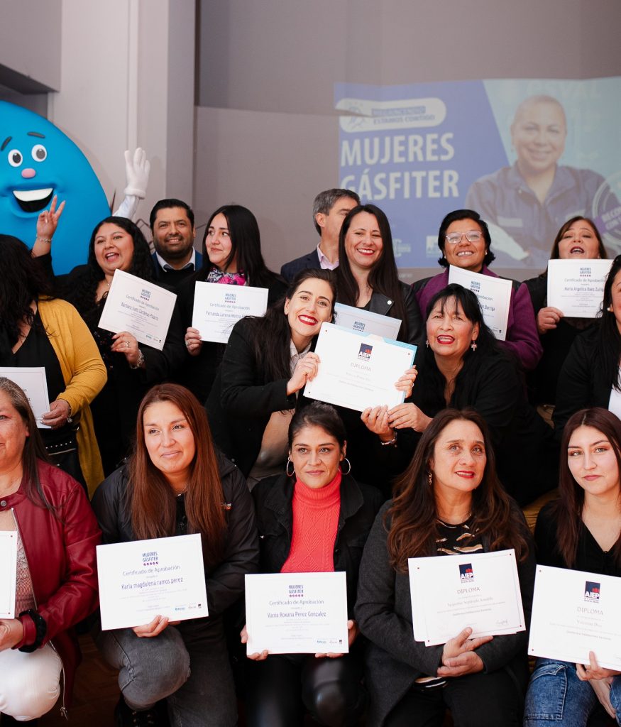 Imagen principal: 50 vecinas afectadas por el mega incendio se graduaron como mujeres gásfiter