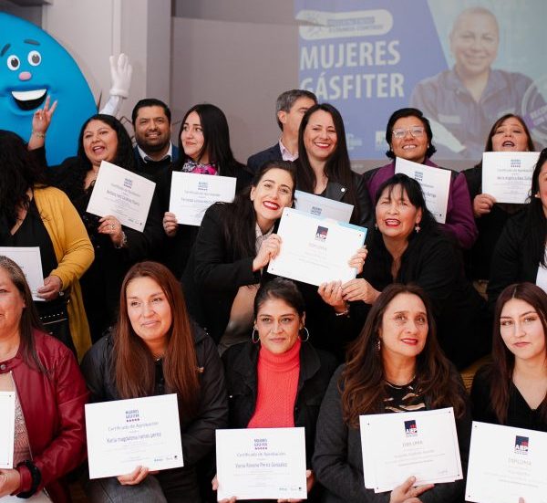 50 vecinas afectadas por el mega incendio se graduaron como mujeres gásfiter