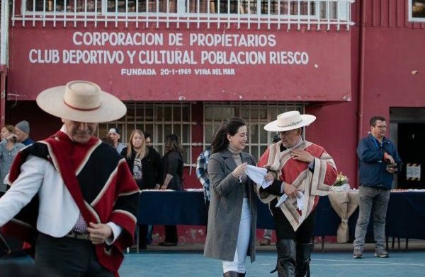 Población Riesco continuará con cancha y sede vecinal: Municipio de Viña del Mar inscribe lote  para que siga siendo un espacio comunitario