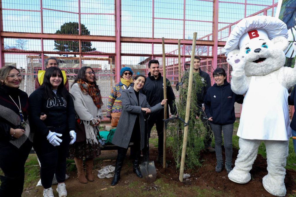 Imagen principal: Liceo Industrial de Miraflores planta 30 árboles nativos para revitalizar el entorno educativo