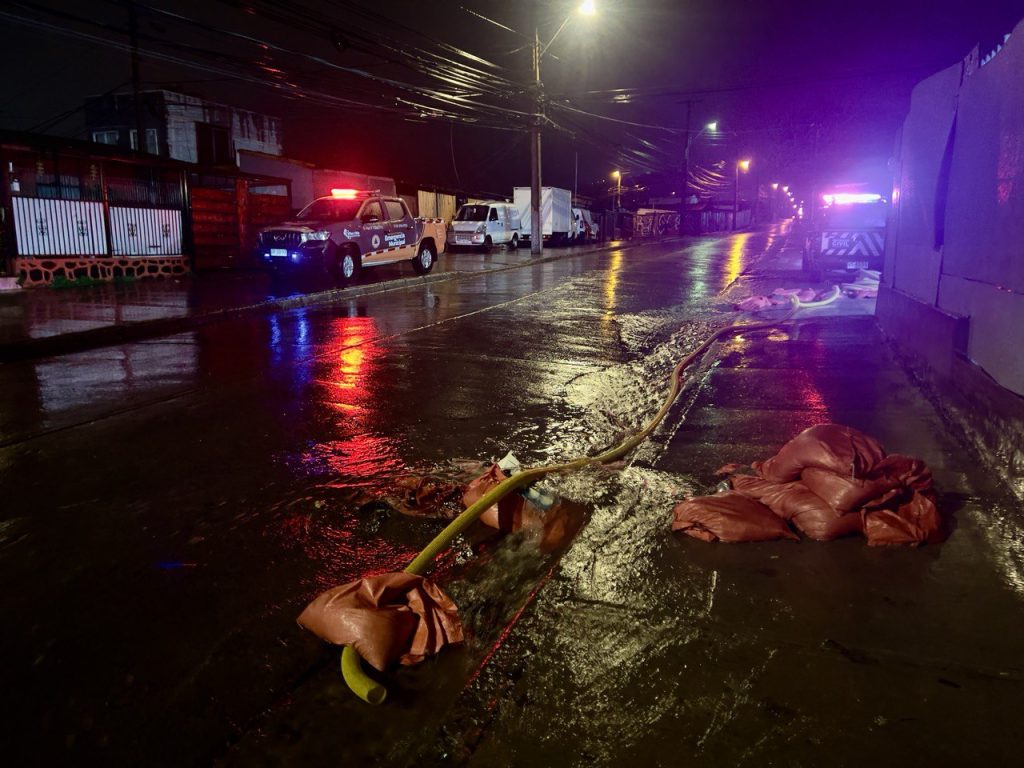 Imagen principal: Nuevo sistema frontal en Viña del Mar: Municipio continuó despliegue en el territorio para prevenir emergencias