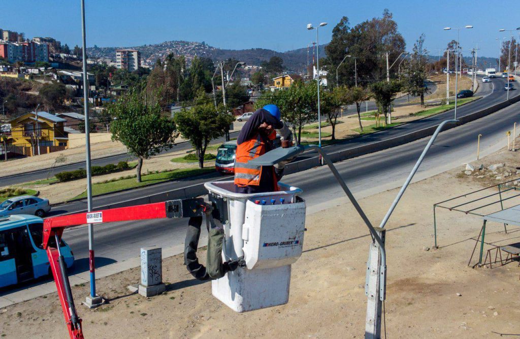 Imagen principal: Municipio de Viña del Mar confirma recambio de luminarias en Población Vergara, Canal Beagle y Miraflores bajo para mejorar seguridad en esos sectores