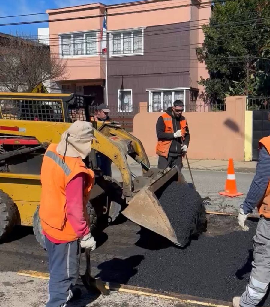 Imagen principal: Municipio de Viña del Mar ejecuta plan de bacheo en calles afectadas tras paso de sistemas frontales