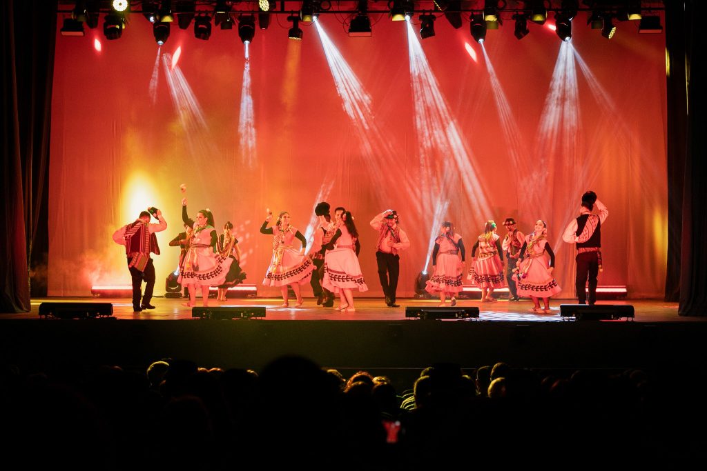 Imagen principal: Teatro Municipal de Viña del Mar se engalana con folklore y llamativos eventos durante septiembre