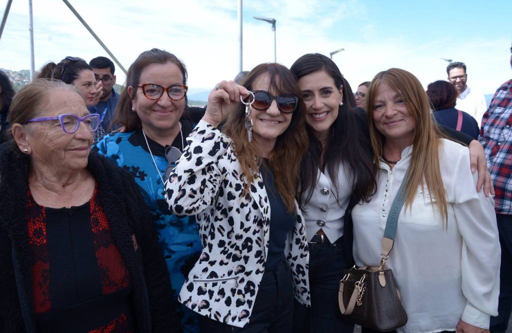 Imagen principal: Alcaldesa Macarena Ripamonti destacó trabajo y perseverancia de 62 familias que recibieron las llaves de sus viviendas en conjunto habitacional Nueva Villa Dulce