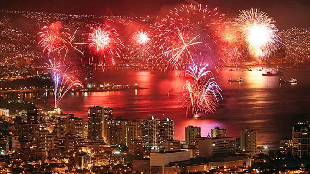 Imagen principal: Viña del Mar tendrá show de año nuevo en el mar 2025 con pirotecnia de bajo ruido y nuevo punto de lanzamiento en tierra