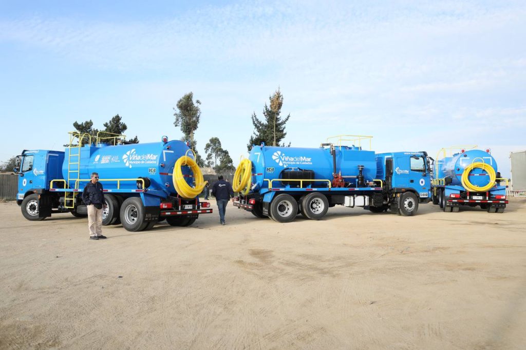 Imagen principal: Municipio de Viña del mar tiene  nuevo equipamiento: 4 modernos camiones limpiafosas para la ciudad