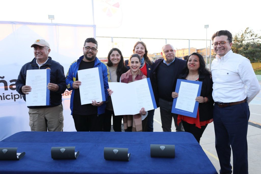 Imagen principal: Municipio de Viña del Mar anuncia construcción de camino que une Villa Rukán en Reñaca Alto con Santa Julia tras gran gesto de bomberos al ceder terreno