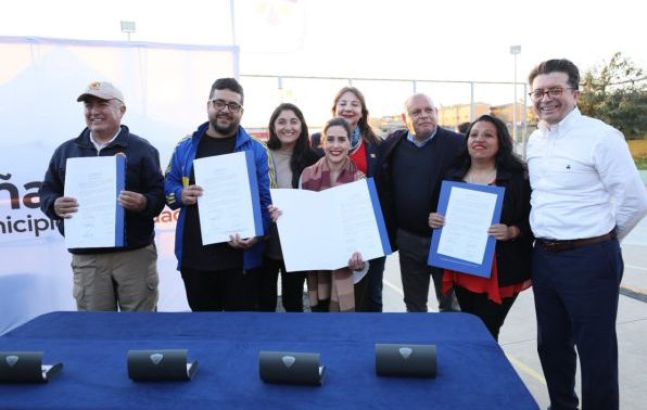 Municipio de Viña del Mar anuncia construcción de camino que une Villa Rukán en Reñaca Alto con Santa Julia tras gran gesto de bomberos al ceder terreno