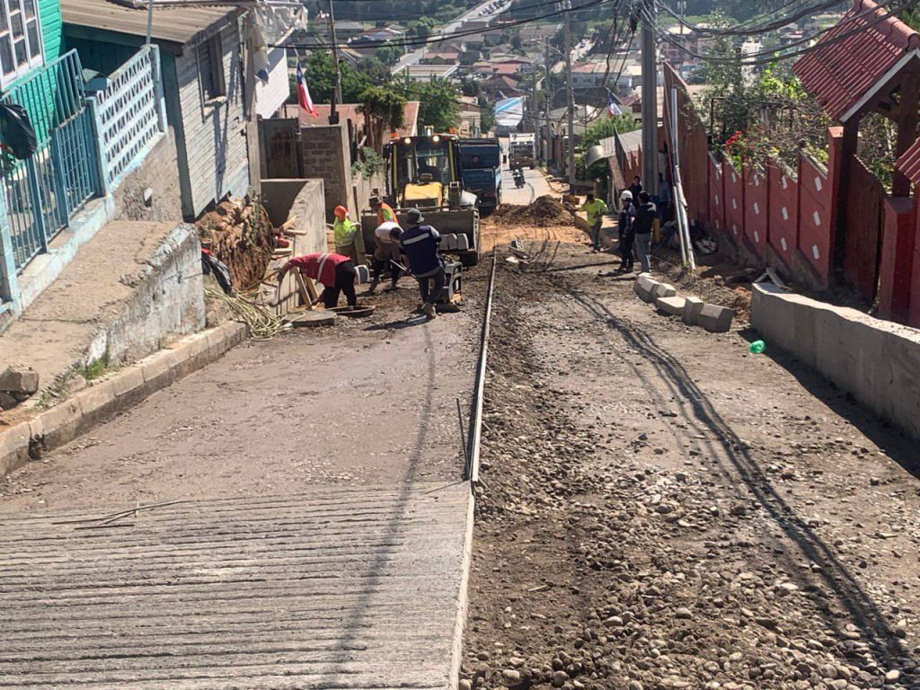 Imagen principal: Rápidamente avanzan las obras municipales para el mejoramiento de las peligrosas calles Los Aromos y El Boldo en Chorrillos