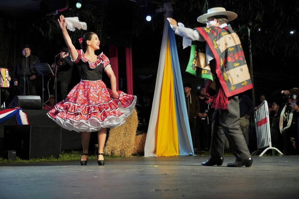 Imagen principal: Con un llamado a celebrar de manera responsable, la alcaldesa Macarena Ripamonti inauguró Ramada Oficial de Viña del Mar