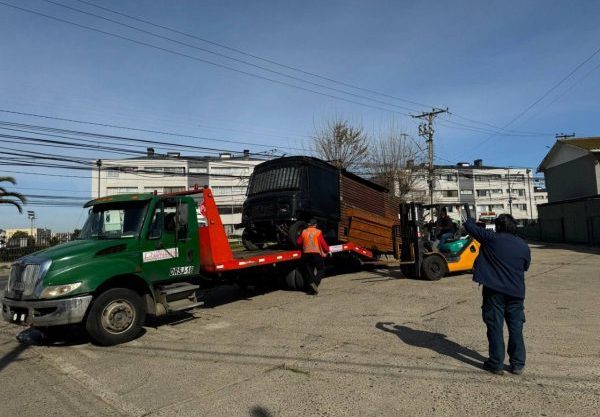 Municipio retira más de 50 vehículos abandonados de las calles de Viña del Mar