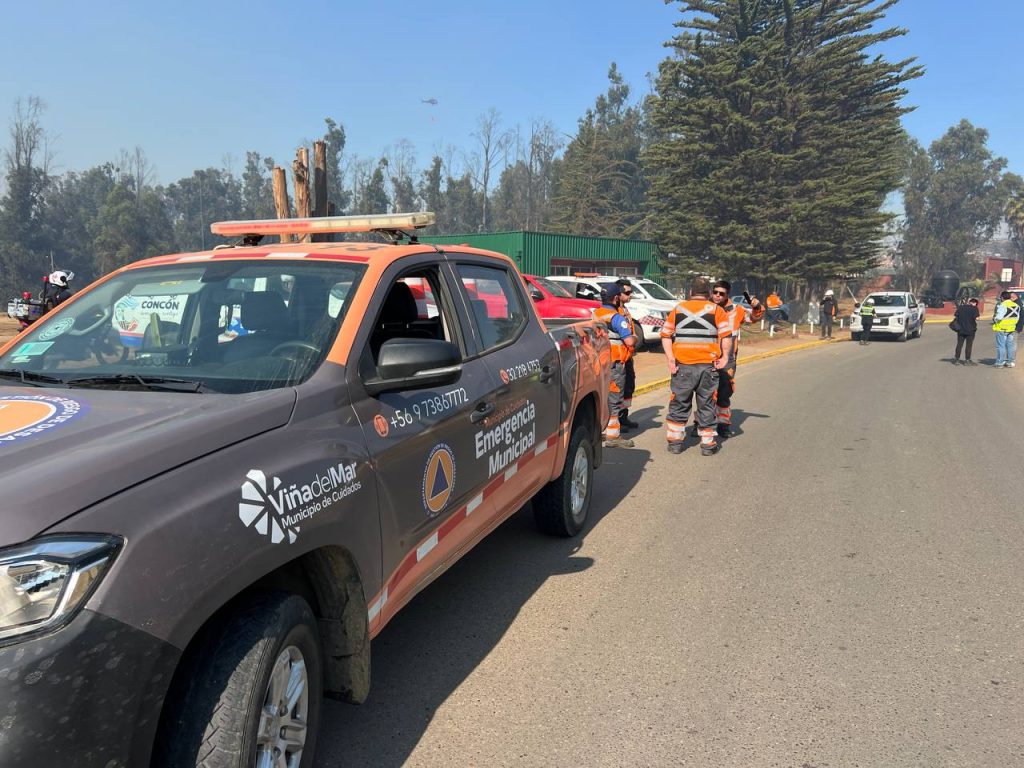 Imagen principal: Municipio de Viña del Mar desplegó equipos para apoyar al control de incendio forestal en Fuerte Aguayo