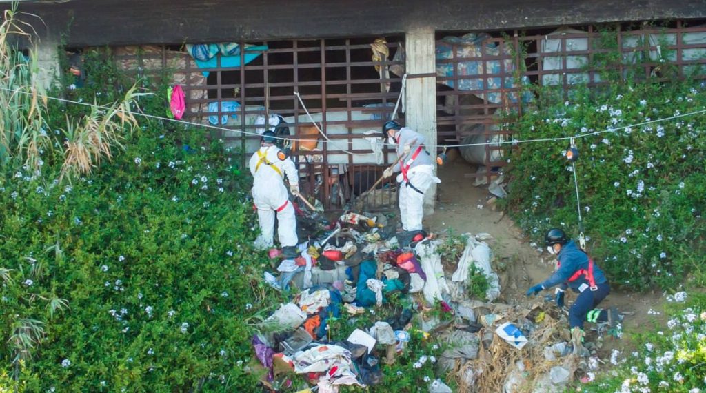 Imagen principal: Municipio de Viña del Mar realiza operativo de recuperación de espacio público tras desalojar ruco en ladera de Caleta Abarca