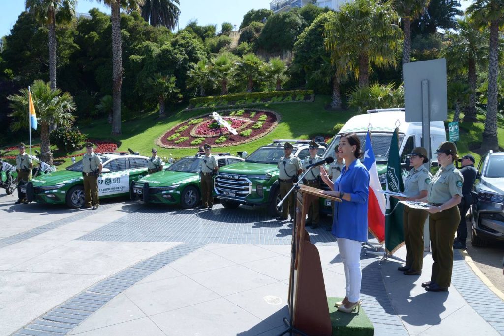 Imagen principal: Alcaldesa Macarena Ripamonti destaca entrega de nuevos vehículos policiales para la seguridad de habitantes y turistas