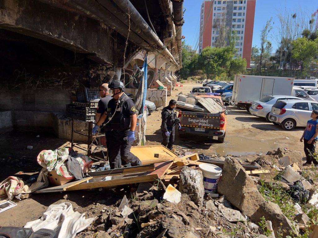 Imagen principal: Detenidos y decomiso de armas blancas dejan operativos de despeje de rucos en playas y estero de Viña del Mar