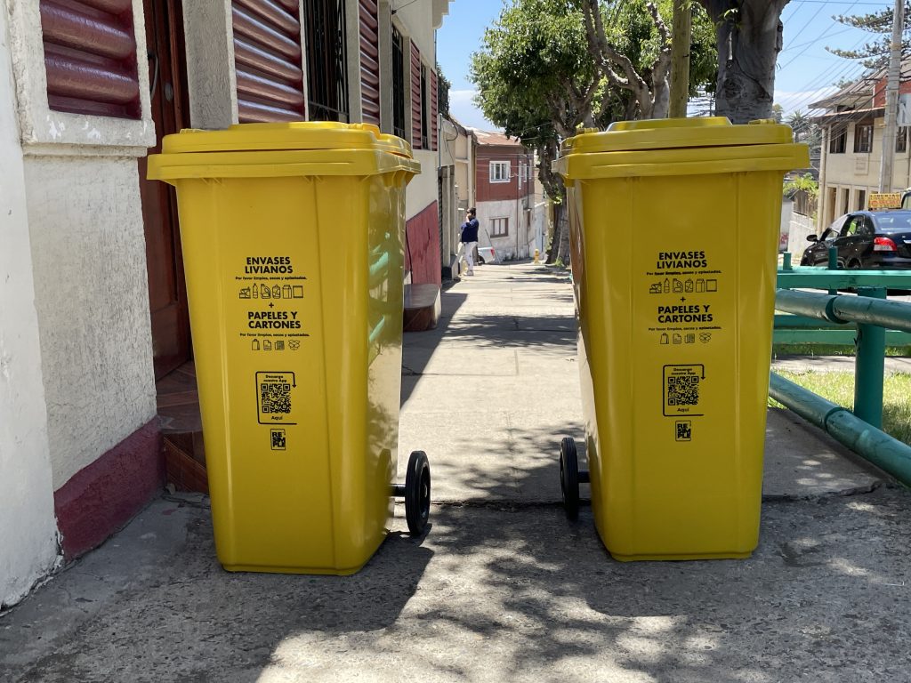 Imagen principal: Municipio de Viña del Mar potencia el reciclaje doméstico con entrega de contenedores a vecinas y vecinos