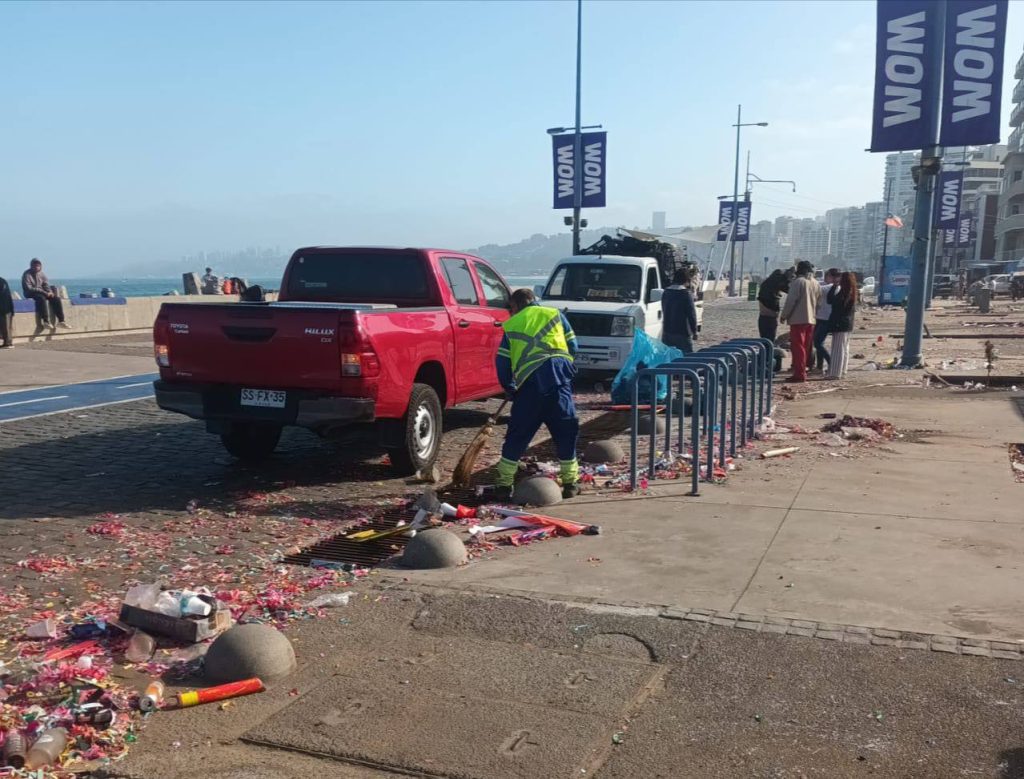 Imagen principal: Municipio de Viña del Mar implementó operativo de limpieza en borde costero y miradores de la ciudad tras celebración de Año Nuevo en el mar
