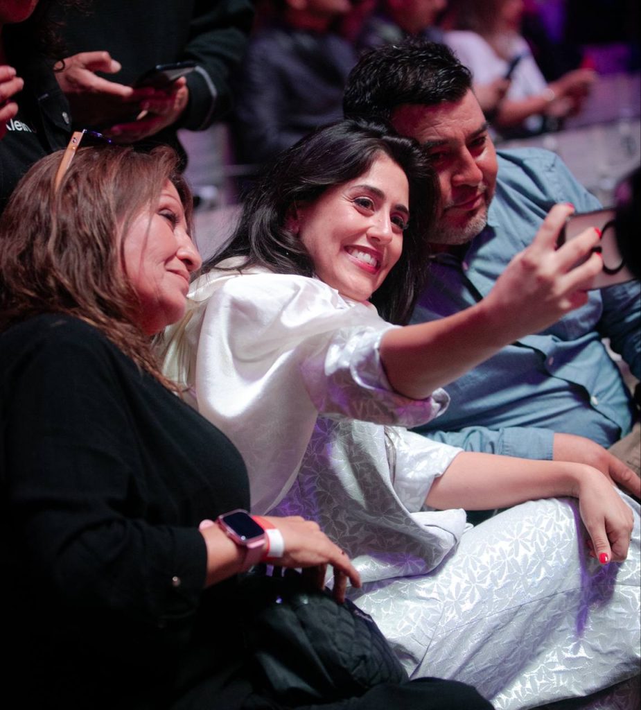 Imagen principal: Comunidad de El Olivar y Manuel Bustos acompañó a la alcaldesa Ripamonti en la primera noche del Festival de Viña del Mar