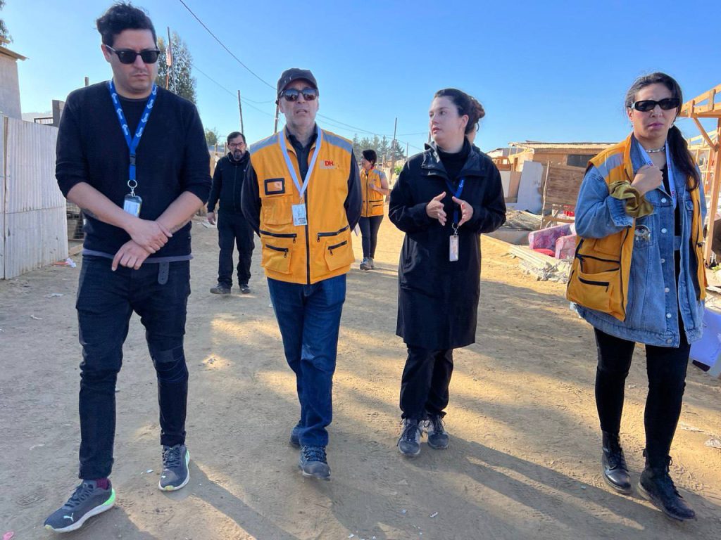 Imagen principal: Municipio de Viña del Mar habilita albergues transitorios para habitantes de toma desalojada en Lajarilla