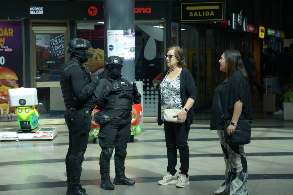 Imagen principal: Positiva recepción de turistas y locatarios genera implementación de guardias tácticos en Terminal de Buses de Viña del Mar