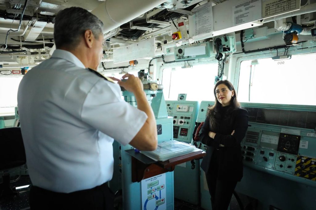 Imagen principal: Alcaldesa Ripamonti destacó labor de la Escuadra Nacional tras conocer a la tripulación de la Fragata Williams