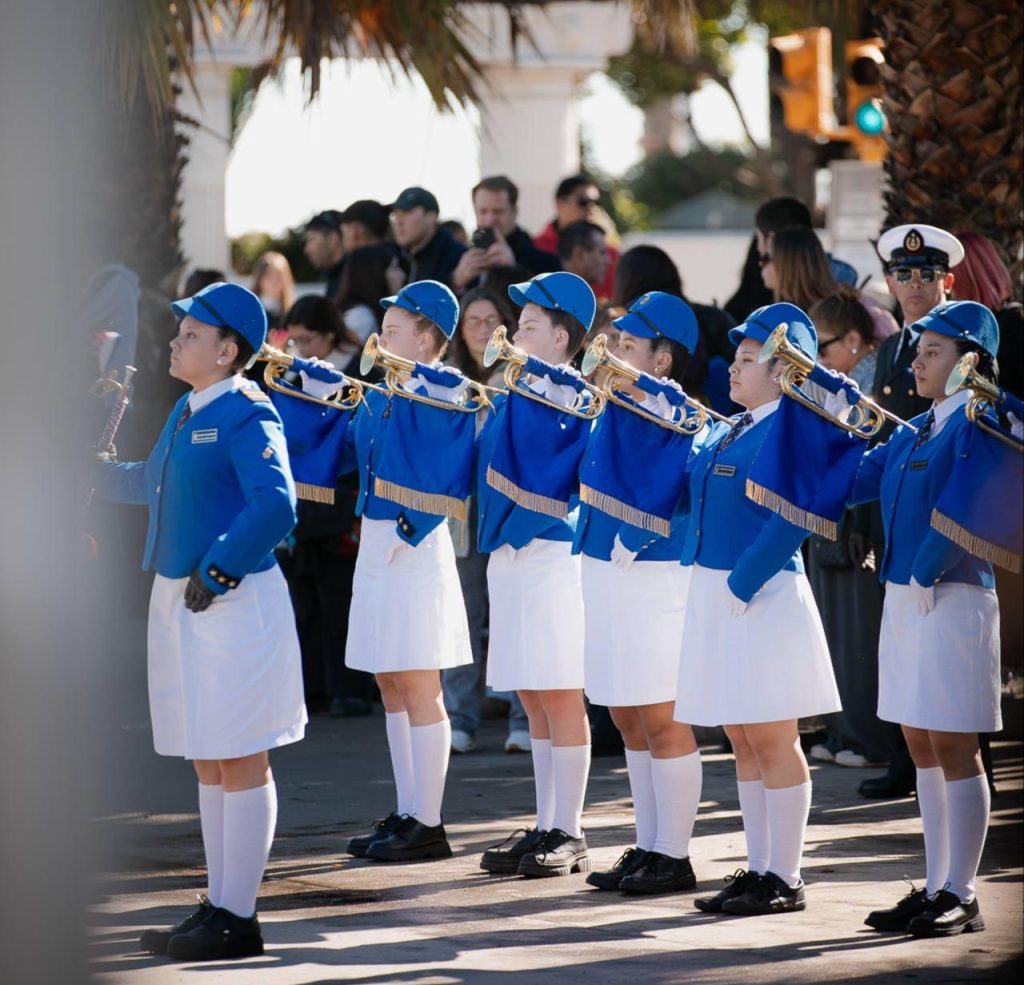 Imagen principal: Masivo desfile de estudiantes de Viña del Mar en honor a las Glorias Navales